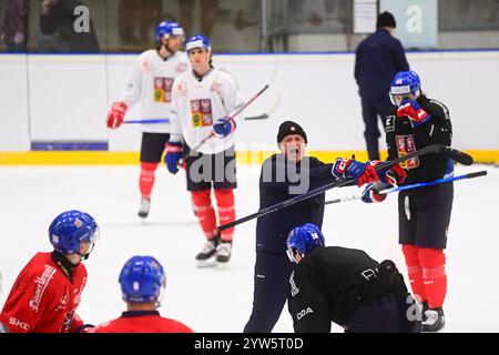 Pardubice, République tchèque. 09th Dec, 2024. L’entraîneur Radim Rulik (au centre) assiste à la séance d’entraînement de l’équipe nationale tchèque avant les Jeux suisses de hockey, dans le cadre de l’Euro Hockey Tour, à Pardubice, en République tchèque, le 9 décembre 2024. Crédit : Josef Vostarek/CTK photo/Alamy Live News Banque D'Images