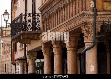 Vue sur les colonnes corinthiennes dans le portique de la Casa del Mercante historique, construite en 1455, présentant un mélange harmonieux de gothique et de Renaissanc Banque D'Images