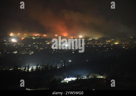 Damas, Syrie. 9 décembre 2024. La fumée monte suite aux frappes aériennes à Damas, Syrie, le 9 décembre 2024. Des avions de guerre israéliens ont lancé lundi une série de frappes aériennes ciblant des navires de la marine syrienne amarrés au port de Lattaquié et des dépôts militaires dans les zones côtières, selon un moniteur de guerre. Les frappes israéliennes ont également touché des dépôts d'armes à Damas dans ce qui semble être un effort systématique pour démanteler l'infrastructure militaire restante de la Syrie après la chute du gouvernement de Bachar al-Assad, a déclaré l'Observatoire syrien des droits de l'homme. Crédit : Monsef Memari/Xinhua/Alamy Live News Banque D'Images