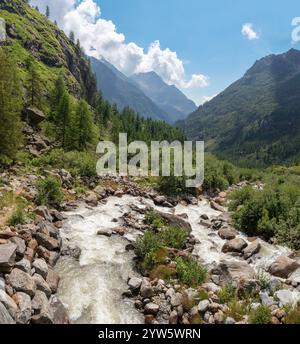 Le paysage de chemin au chalet Riffugio Pastore - Valsesia Valley - Italie. Banque D'Images