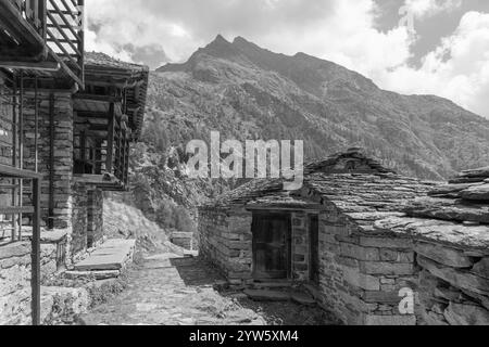 Le paysage de chemin au chalet Riffugio Pastore - Valsesia Valley - Italie. Banque D'Images
