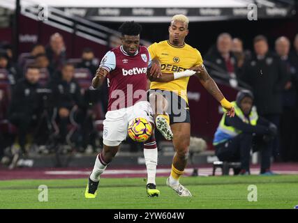 Londres, Royaume-Uni. 9 décembre 2024. Mohammed Kudus de West Ham United et Mario Lemina de Wolverhampton Wanderers disputent le ballon lors du match de premier League au London Stadium. Le crédit photo devrait se lire : Paul Terry/Sportimage crédit : Sportimage Ltd/Alamy Live News Banque D'Images