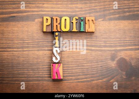Risque de profit. Mots tirés des lettres de l'alphabet. Mots croisés avec des cubes en bois. Banque D'Images