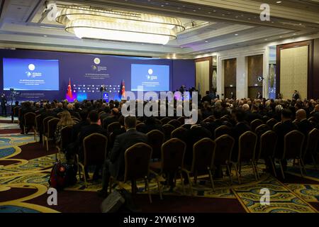 (241209) - ANKARA, 9 décembre 2024 (Xinhua) - le Ministre turc des Affaires étrangères Hakan Fidan (à la tribune) prend la parole à la 15e Conférence des Ambassadeurs à Ankara, T¨¹rkiye, le 9 décembre 2024. T¨¹rkiye fera des efforts pour le retour en toute sécurité des réfugiés syriens résidant dans le pays, a déclaré Fidan lundi. (Mustafa Kaya/documentation via Xinhua) Banque D'Images