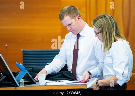 Oslo 20241209. Avocat Kristoffer Nerland et avocate Caroline Rokenes à la Cour d'appel de Borgarting lors du traitement de l'affaire concernant les conditions de condamnation d'Anders Behring Breivik et ses droits en vertu de la Convention européenne des droits de l'homme. Breivik, qui se fait désormais appeler Fjotolf Hansen, a été condamné l’année qui a suivi les attentats terroristes contre Oslo et Utøya le 22 juillet 2011 à 21 ans de prison avec une peine minimale de 10 ans. 77 personnes ont perdu la vie dans ces attaques. Photo : Fredrik Varfjell / PISCINE / NTB Banque D'Images