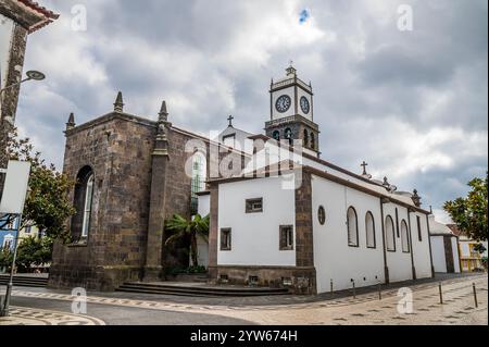 Une vue vers l'église de Saint Sébastien à Ponta Delgada sur l'île de San Miguel aux Açores en été Banque D'Images