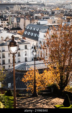 Vue sur Paris depuis les marches de Montmartre par une belle journée d'automne Banque D'Images