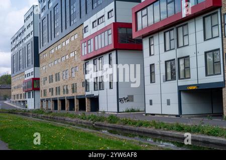 220 failles de sécurité incendie trouvées dans les appartements étudiants condamnés de Kingfisher court à Huddersfield, West Yorkshire. Le rapport révèle que les appartements présentant un danger d'incendie auraient pu facilement être la prochaine catastrophe de Grenfell. 2019 Huddersfield, West Yorkshire, Royaume-Uni des étudiants ont été expulsés sans cérémonie du logement étudiant de Kingfisher court Manchester Road avec seulement trois heures de préavis pour faire leurs bagages. Après avoir été laissés dans la rue le 6 août 2019, ils ne sont jamais retournés dans les locaux de Huddersfield. Banque D'Images