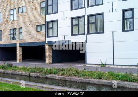 220 failles de sécurité incendie trouvées dans les appartements étudiants condamnés de Kingfisher court à Huddersfield, West Yorkshire. Le rapport révèle que les appartements présentant un danger d'incendie auraient pu facilement être la prochaine catastrophe de Grenfell. 2019 Huddersfield, West Yorkshire, Royaume-Uni des étudiants ont été expulsés sans cérémonie du logement étudiant de Kingfisher court Manchester Road avec seulement trois heures de préavis pour faire leurs bagages. Après avoir été laissés dans la rue le 6 août 2019, ils ne sont jamais retournés dans les locaux de Huddersfield. Banque D'Images