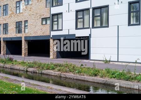 220 failles de sécurité incendie trouvées dans les appartements étudiants condamnés de Kingfisher court à Huddersfield, West Yorkshire. Le rapport révèle que les appartements présentant un danger d'incendie auraient pu facilement être la prochaine catastrophe de Grenfell. 2019 Huddersfield, West Yorkshire, Royaume-Uni des étudiants ont été expulsés sans cérémonie du logement étudiant de Kingfisher court Manchester Road avec seulement trois heures de préavis pour faire leurs bagages. Après avoir été laissés dans la rue le 6 août 2019, ils ne sont jamais retournés dans les locaux de Huddersfield. Banque D'Images