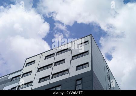 220 failles de sécurité incendie trouvées dans les appartements étudiants condamnés de Kingfisher court à Huddersfield, West Yorkshire. Le rapport révèle que les appartements présentant un danger d'incendie auraient pu facilement être la prochaine catastrophe de Grenfell. 2019 Huddersfield, West Yorkshire, Royaume-Uni des étudiants ont été expulsés sans cérémonie du logement étudiant de Kingfisher court Manchester Road avec seulement trois heures de préavis pour faire leurs bagages. Après avoir été laissés dans la rue le 6 août 2019, ils ne sont jamais retournés dans les locaux de Huddersfield. Banque D'Images