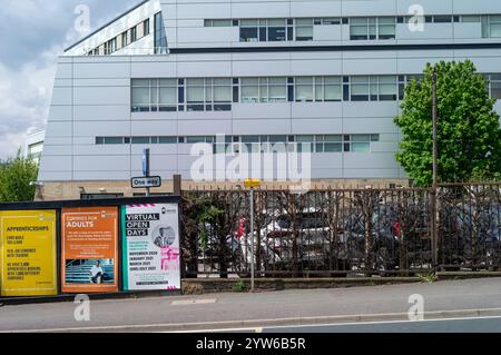 220 failles de sécurité incendie trouvées dans les appartements étudiants condamnés de Kingfisher court à Huddersfield, West Yorkshire. Le rapport révèle que les appartements présentant un danger d'incendie auraient pu facilement être la prochaine catastrophe de Grenfell. 2019 Huddersfield, West Yorkshire, Royaume-Uni des étudiants ont été expulsés sans cérémonie du logement étudiant de Kingfisher court Manchester Road avec seulement trois heures de préavis pour faire leurs bagages. Après avoir été laissés dans la rue le 6 août 2019, ils ne sont jamais retournés dans les locaux de Huddersfield. Banque D'Images