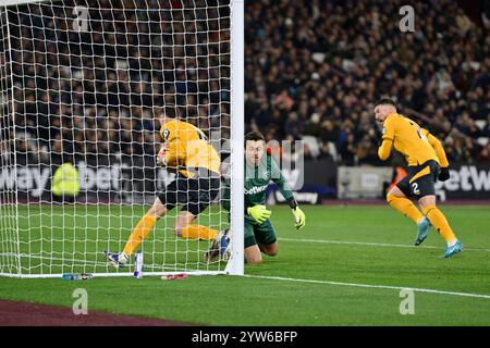 Londres, Royaume-Uni. 9 décembre 2024. Matt Doherty de Wolverhampton Wanderers égalise le score à 1-1 lors du match de West Ham vs Wolverhampton Wanderers premier League au London Stadium Stratford. Cette image est RÉSERVÉE à UN USAGE ÉDITORIAL. Licence requise de Football DataCo pour toute autre utilisation. Crédit : MARTIN DALTON/Alamy Live News Banque D'Images