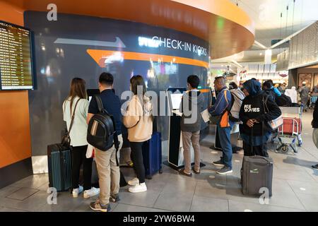 KUALA LUMPUR, MALAISIE - 22 NOVEMBRE 2023 : enregistrement des passagers à l'aide des bornes KLIA2. L'auto-enregistrement est un processus dans lequel les passagers utilisent une borne pour Banque D'Images