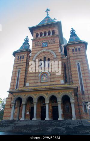 Une vue imprenable sur la cathédrale orthodoxe de Timisoara, en Roumanie, mettant en valeur ses briques complexes, ses toits de tuiles colorés et son élégance architecturale Banque D'Images