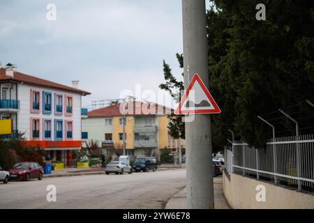 Panneau routier inégal dans la rue. Banque D'Images