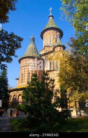 Une vue imprenable sur la cathédrale orthodoxe de Timisoara, en Roumanie, mettant en valeur ses briques complexes, ses toits de tuiles colorés et son élégance architecturale Banque D'Images