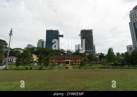 JOHOR BAHRU, MALAISIE - 23 NOVEMBRE 2023 : vue de Johor Bahru au niveau de la rue. Banque D'Images