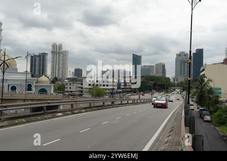 JOHOR BAHRU, MALAISIE - 23 NOVEMBRE 2023 : vue de Johor Bahru au niveau de la rue. Banque D'Images