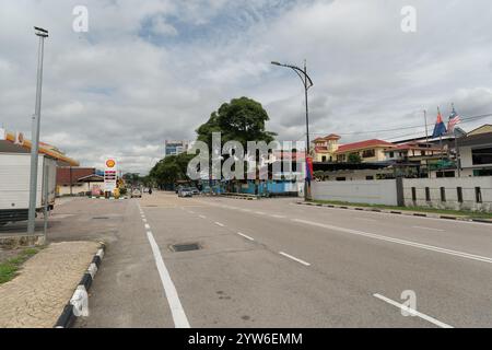 JOHOR BAHRU, MALAISIE - 23 NOVEMBRE 2023 : vue de Johor Bahru au niveau de la rue. Banque D'Images