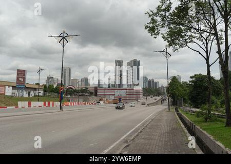 JOHOR BAHRU, MALAISIE - 23 NOVEMBRE 2023 : vue de Johor Bahru au niveau de la rue. Banque D'Images