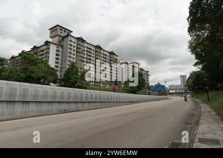 JOHOR BAHRU, MALAISIE - 23 NOVEMBRE 2023 : vue de Johor Bahru au niveau de la rue. Banque D'Images