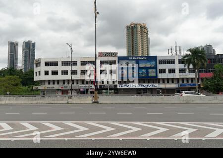 JOHOR BAHRU, MALAISIE - 23 NOVEMBRE 2023 : vue de Johor Bahru au niveau de la rue. Banque D'Images