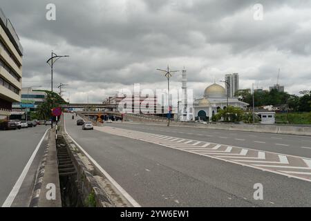 JOHOR BAHRU, MALAISIE - 23 NOVEMBRE 2023 : vue de Johor Bahru au niveau de la rue. Banque D'Images