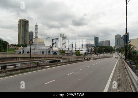 JOHOR BAHRU, MALAISIE - 23 NOVEMBRE 2023 : vue de Johor Bahru au niveau de la rue. Banque D'Images