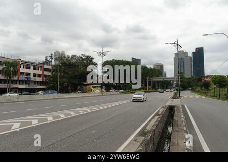 JOHOR BAHRU, MALAISIE - 23 NOVEMBRE 2023 : vue de Johor Bahru au niveau de la rue. Banque D'Images