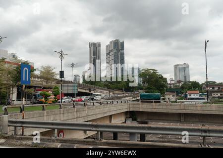 JOHOR BAHRU, MALAISIE - 23 NOVEMBRE 2023 : vue de Johor Bahru au niveau de la rue. Banque D'Images