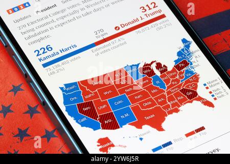 Les résultats définitifs de l'élection présidentielle américaine de 2024 sont consultés sur le site du New York Times. Le président élu Donald Trump a balayé les 7 champs de bataille... Banque D'Images