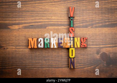 Vision marketing. Mots tirés des lettres de l'alphabet. Mots croisés avec des cubes en bois. Banque D'Images