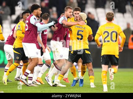 Mario Lemina des Wolverhampton Wanderers (au centre) semble s'affronter avec les joueurs de West Ham United après le coup de sifflet final du match de premier League au stade de Londres. Date de la photo : lundi 9 décembre 2024. Banque D'Images