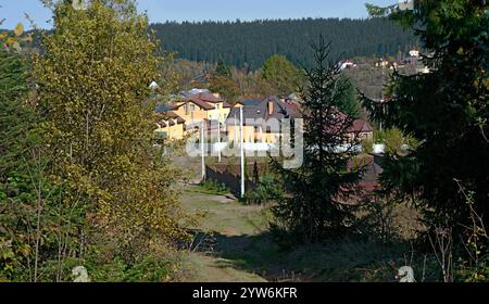 Vue vers la partie supérieure de la rue Promyslova et église de Nicholas de bordure de forêt, Skhidnytsia, Ukraine occidentale. Banque D'Images