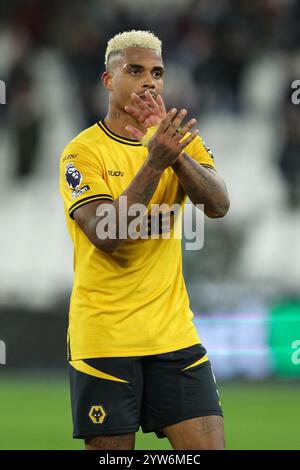 LONDRES, Royaume-Uni - 9 décembre 2024 : Mario Lemina de Wolverhampton Wanderers applaudit les supporters après le match de premier League entre West Ham United et Wolverhampton Wanderers au London Stadium (crédit : Craig Mercer/ Alamy Live News) Banque D'Images