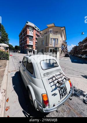 Porto Sant'Elpidio, Italie - 06 juillet 2022 : L'image montre une Fiat 500 classique stationnée dans un coin de rue calme, entourée d'une architecture italienne Banque D'Images