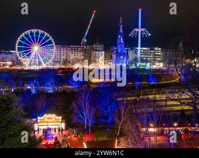 Vue depuis la butte d'Édimbourg événements de Noël dans Princes Street Gardens, Édimbourg, Écosse. Banque D'Images