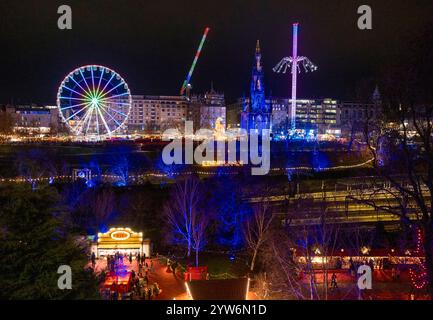 Vue depuis la butte d'Édimbourg événements de Noël dans Princes Street Gardens, Édimbourg, Écosse. Banque D'Images