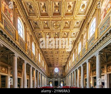 Rome, Italie, 22 juillet 2017, explorez la magnifique nef principale de la basilique Santa Maria Maggiore, mettant en valeur son design complexe et sa riche histoire à Rome Banque D'Images