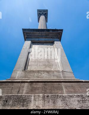 La grande colonne se dresse contre un ciel bleu clair sur la Piazza di Santa Maria Maggiore, mettant en valeur sa beauté architecturale. Banque D'Images