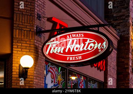 Logo Tim Hortons sur le bâtiment au crépuscule. Chutes du Niagara, Ontario, Canada Banque D'Images