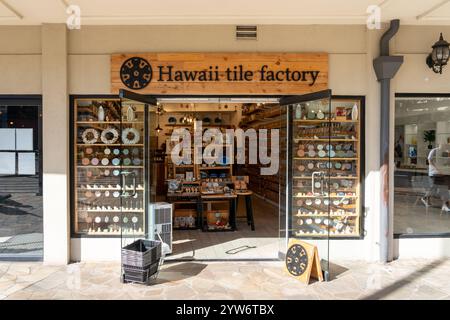 Honolulu, HI, États-Unis - 14 janvier 2024 : un magasin Hawaii Tile Factory à Honolulu, HI, États-Unis. Hawaii Tile Factory est une boutique de souvenirs. Banque D'Images