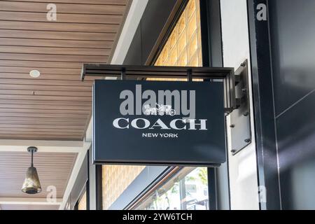 Honolulu, HI, États-Unis - 14 janvier 2024 : enseigne suspendue dans leur magasin dans un centre commercial à Waikiki, Hawaï. Banque D'Images