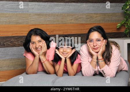 Brunette Latina grand-mère, maman et fille avec des lunettes passent du temps de qualité, montrent leur amour et célèbrent la fête des mères Banque D'Images