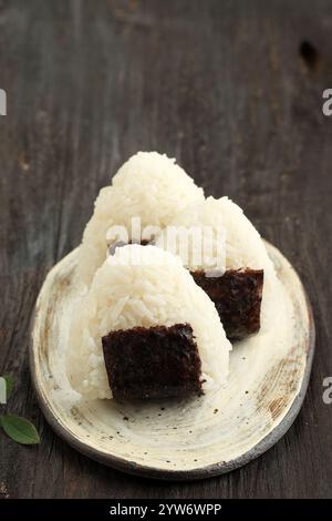 Onigiri maison ou boulettes de riz japonaises ou Omusubi ou Nigirimeshi, riz Triangle aux algues. Banque D'Images