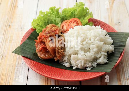 Une assiette de Nasi Ayam Penyet, cuisine de rue populaire indonésienne Banque D'Images