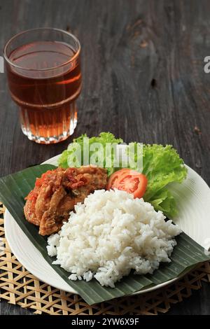 Nasi Ayam Geprek est populaire Street Food en Indonésie. Fabriqué à partir de poulet croustillant écrasé à Sambal Bawang Banque D'Images