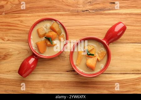 Vue de dessus deux bols de Kolak Labu ou soupe de noix de coco à la citrouille douce, populaire pour Ramadan Takjil en Indonésie Banque D'Images