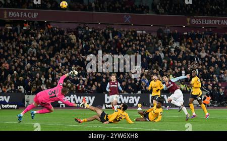 Londres, Royaume-Uni. 9 décembre 2024. Carlos Soler (West Ham, 4) a tiré au but lors du match de West Ham vs Wolverhampton Wanderers premier League au London Stadium Stratford. Cette image est RÉSERVÉE à UN USAGE ÉDITORIAL. Licence requise de Football DataCo pour toute autre utilisation. Crédit : MARTIN DALTON/Alamy Live News Banque D'Images